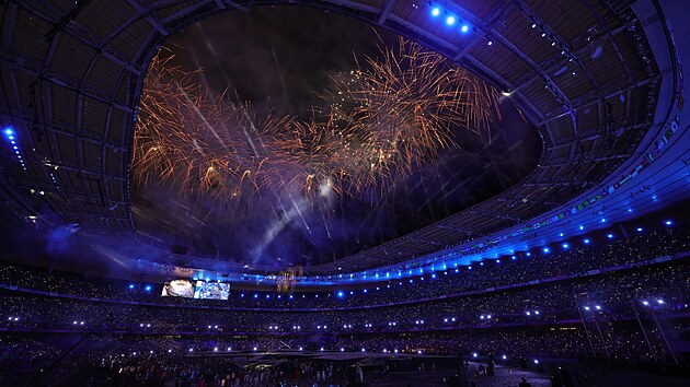 Oh�ostroje na stadionu b�hem slavnostn�ho zakon�en� olympijsk�ch her.