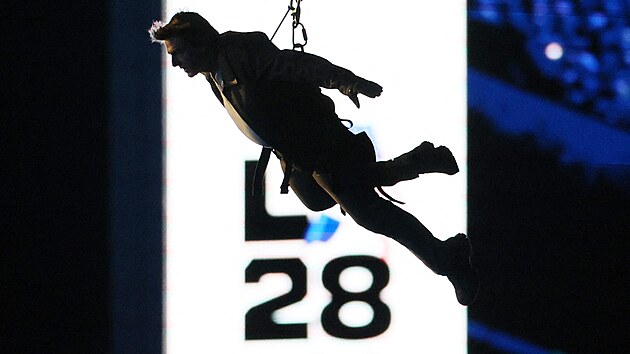 Tom Cruise se spoutí na lan na plochu stadionu pi slavnostním zakonení.