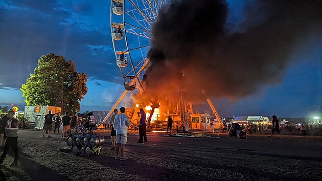Na ruskm kole na hudebnm festivalu Highfield u Lipska v sobotu veer propukl por. Plameny zachvtily dv kabinky. (17. srpna 2024)