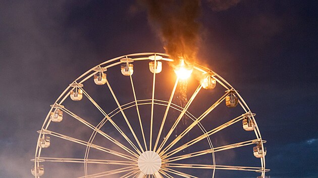 Na ruskm kole na hudebnm festivalu Highfield u Lipska v sobotu veer propukl por. Plameny zachvtily dv kabinky. (17. srpna 2024)