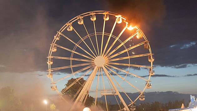Na ruskm kole na hudebnm festivalu Highfield u Lipska v sobotu veer propukl por. Plameny zachvtily dv kabinky. (17. srpna 2024)