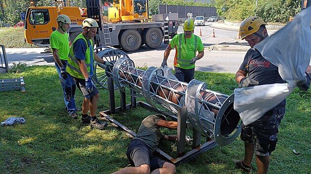 Instalace makety pivovarskho komna s rozhlednou z pivovaru Bernard na kruhov objezd v Humpolci. (14. srpna 2024)