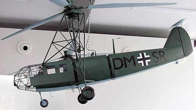 Maketa vrtuln�ku Fa 223 Drache v muzeu vrtuln�k�
