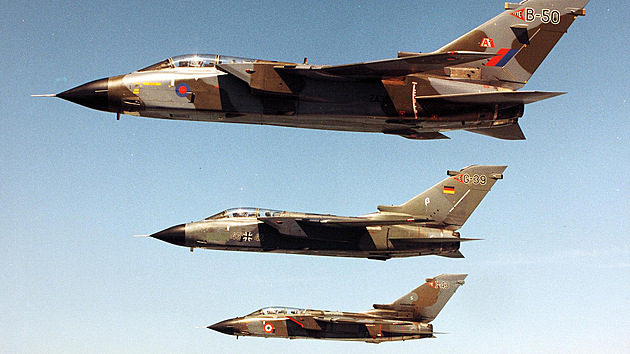 Letoun Tornado byl spole�n�m projektem Velk� Brit�nie, Z�padn�ho N�mecka a It�lie. Zde vid�me vzorek stroj� z v�zbroje letectev v�ech t�chto t�� zem�.