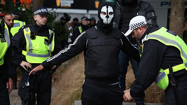 Jeden z demonstrant� b�hem protest� ve Walthamstowu (7. srpna 2024)