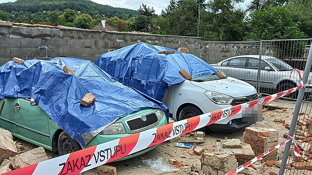 V teplick tvrti Prosetice spadla ze demolovan budovy na zaparkovan auta. (19. srpna 2024)