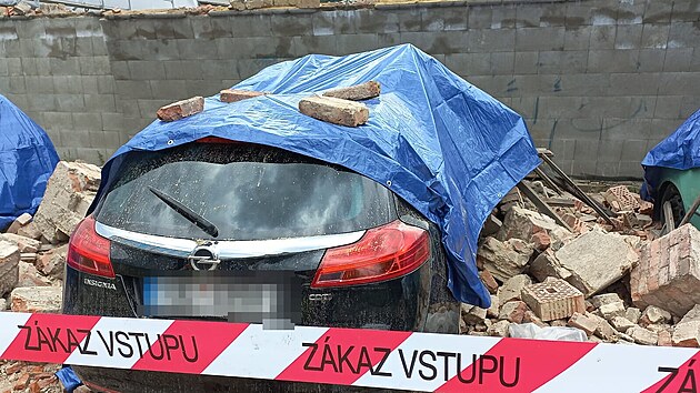 V teplick tvrti Prosetice spadla ze demolovan budovy na zaparkovan auta. (19. srpna 2024)