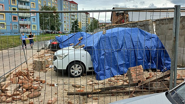 V teplick tvrti Prosetice spadla ze demolovan budovy na zaparkovan auta. (19. srpna 2024)