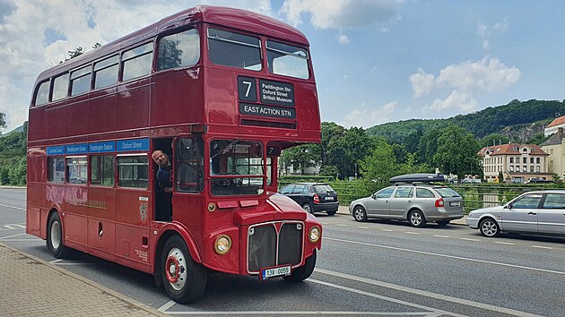 Dnsk dopravn podnik m ve sv flotile i londnsk doubledecker - veterna z 60. let minulho stolet.