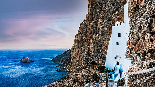 Kl�ter Hozoviotissa, postaven� v roce 1017 na ostrov� Amorgos, je druh�m nejstar��m v �ecku.