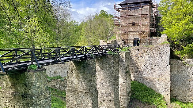 Nejzn�m�j�� motiv z Lukova se vstupn� v�� a ikonick�m rekonstruovan�m mostem