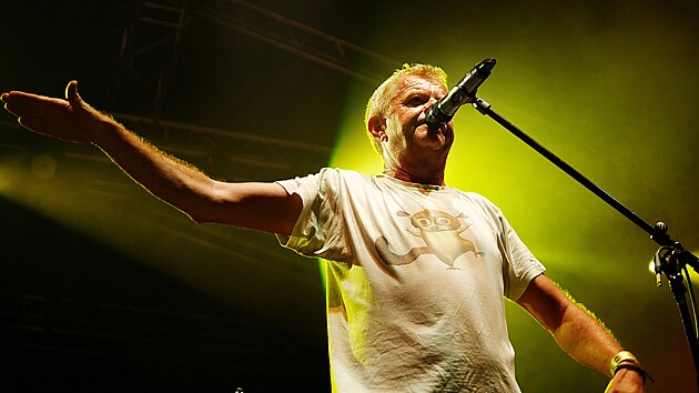 Zp�v�k kapely M��ga a ��orp Petr Fiala.