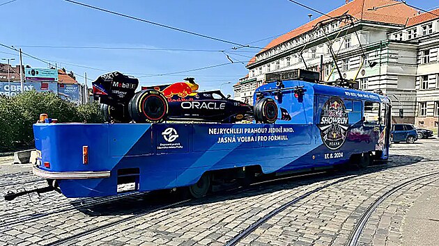 Monopost formule 1 RB18 na mazac tramvaji v Praze (13. srpna 2024)