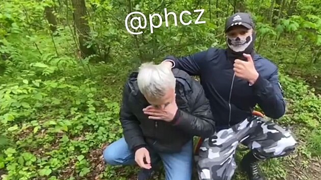 Takzvan� lovec pedofil� dr�� za hlavu jihomoravsk�ho policistu, kter� p�i�el na sch�zku s �dajnou �trn�ctiletou d�vkou.