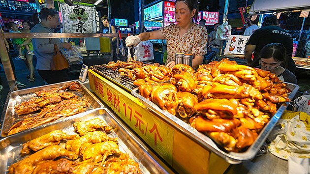 Vzhledem k tomu, jakou rychlost� se v ��n� rozv�j� trh s dom�c�mi mazl��ky a pot�ebami pro n�, a k n�stupu mlad��ch generac�, kter� vid� sv�t p�ece jen jinak, to vypad�, �e se postaven� zv��at v ��nsk� spole�nosti pomalu, ale jist� zlep�uje.