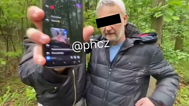Policistovi Jaroslavovi samozvan� lovci sebrali telefon, kter� jim odemkl. Na kameru uk�zali jeho konverzaci s d�vkou, mezit�m jej bili.