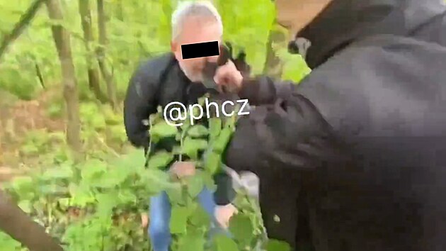 P�i�el kv�li sexu s d�t�tem, zbili ho. Jaroslav, policista z ji�n� Moravy, si p�es Instagram domlouval sex se �trn�ctiletou d�vkou. Byla to past, kterou nastra�ili takzvan� lovci pedofil�. M�sto d�t�te na sch�zku k lesu dorazila parta mlad�k�, kter� policistu konfrontovala a ztloukla. �to�n�ci v�e nato�ili.