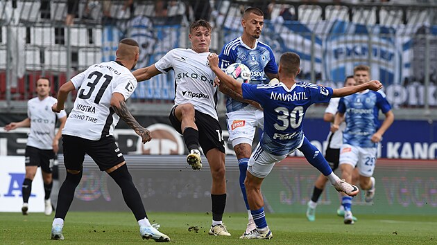 Dominik Kostka a Tom� Kr�l z Mlad� Boleslavi v akci proti olomouck�m hr���m...