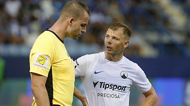 Z�lo�n�k Liberce Michal Hlavat� debatuje s rozhod��m Karlem Rou�kem v z�pasu...