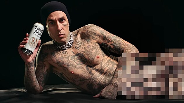 Bubenk skupiny Blink-182 Travis Barker uvedl na trh vlastn sbratelskou kolekci vody Liquid Death. (27. dubna 2024)