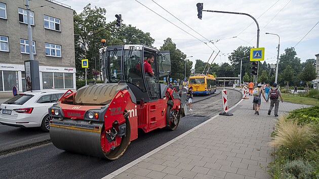 Silnii opravovali tdu Tome Bati ve Zln po etapch. Stroje omezily dopravu i v blzkosti nmst Mru. (15. ervenec 2024)