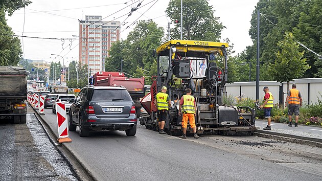 Silnii opravovali tdu Tome Bati ve Zln po etapch. Stroje omezily dopravu i v blzkosti nmst Mru. (15. ervenec 2024)