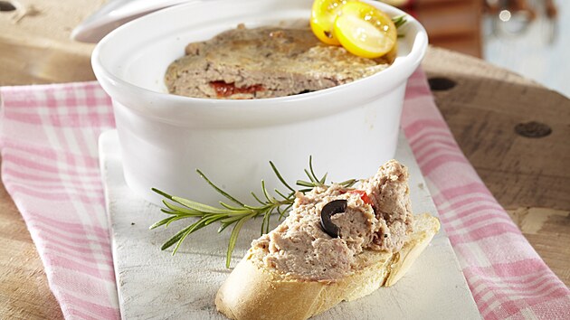 Zajeí patika s olivami a suenými rajaty