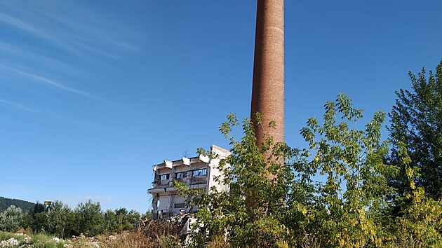 est kilogram trhaviny poslalo k zemi 75 metr vysok komn v arelu bval vroby sirek Solo Suice. (14. srpna 2024)