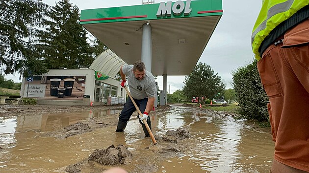 N�sledky ned�ln� bleskov� povodn� ve Zbirohu na Rokycansku. Voda s bahnem zaplavily �erpac� stanici na okraji obce. Pracovn�ci specializovan� firmy v pond�l� za�ali s odkl�zen�m n�nos�. (19. srpna 2024)