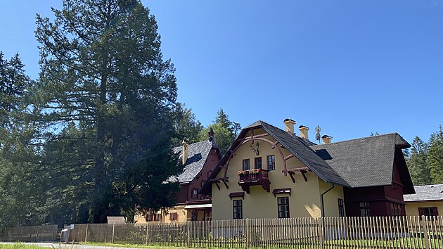 Vpedu hjovna, kter slou k ubytovn u rok. Vedle n chrnn douglaska, kter se u koene rozdluje na ti kmeny rostouc vedle sebe, za n je zmeek Ti Trubky. (12. srpna 2024)