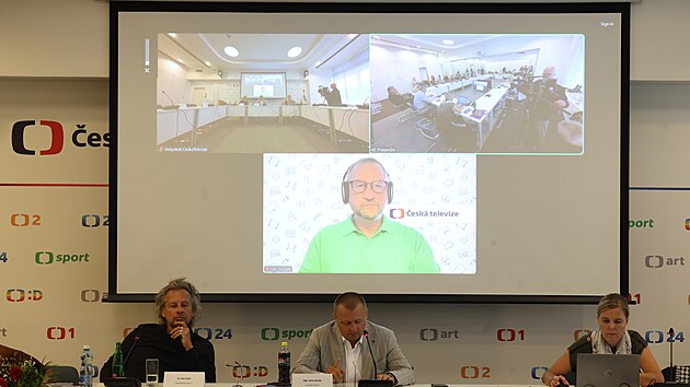 Gener�ln� �editel �T Jan Sou�ek se k jedn�n� Rady �esk� televize o zru�en� publicistick�ho po�adu 168 hodin p�ipojil online.