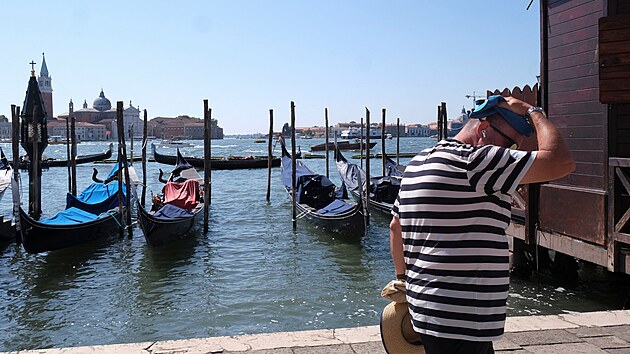 Gondoli�r si ut�r� pot b�hem vlny veder. (10. srpna 2024)