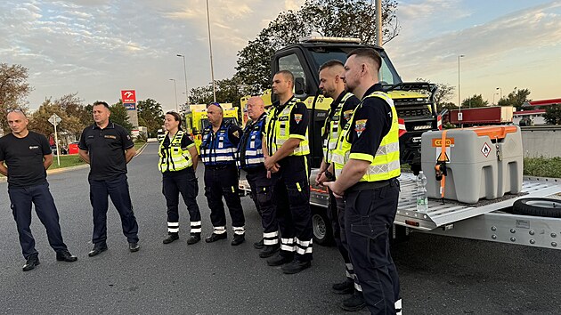 Prask st odadu vetn Zdravotnick zchrann sluby hl. m. Prahy vyrazila do Podivna, odkud odjede s celm tmem do ecka. (13. srpna 2024)