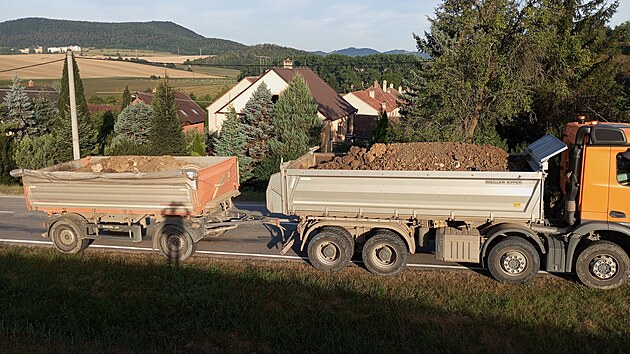 Nkladn auta navozila na pozemek v obci elezn na Brnnsku tuny odpadu a hlny, tvrd obec i stavebn ad.