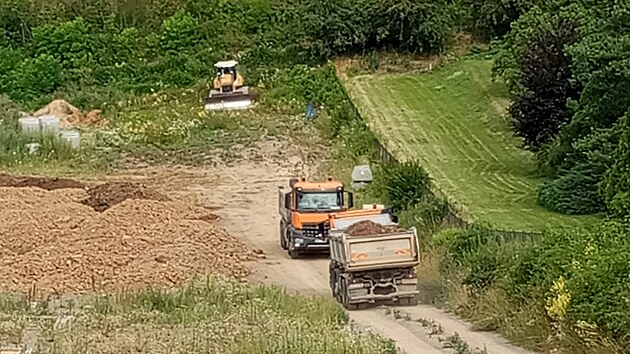 Nkladn auta navozila na pozemek v obci elezn na Brnnsku tuny odpadu a hlny, tvrd obec i stavebn ad.