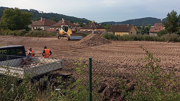 Nkladn auta navozila na pozemek v obci elezn na Brnnsku tuny odpadu a hlny, tvrd obec i stavebn ad.