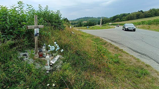 Kiovatka na silnici 23 u Mrkotna s odbokou na Dobrou Vodu nen pehledn ani bezpen. Le v nepjemn zatce pmo na horizontu. Nahradit by ji mla nov peloka.