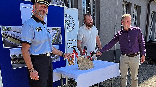 Stavbu policejnho parkovacho domu zahjilo symbolick poklepn na zkladn kmen.