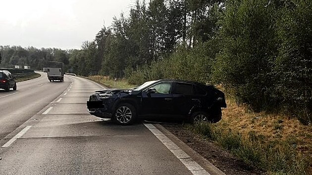 Toyota se po nehod nkolikrt petoila pes stechu a zstala stt u pravho okraje dlnice. idi ml obrovsk tst, e byl zrann jen lehce.