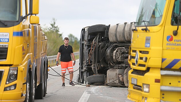 U Moravskch Budjovic se pevrtil kamion pevejc cihly. Nklad se vysypal na vozovku.