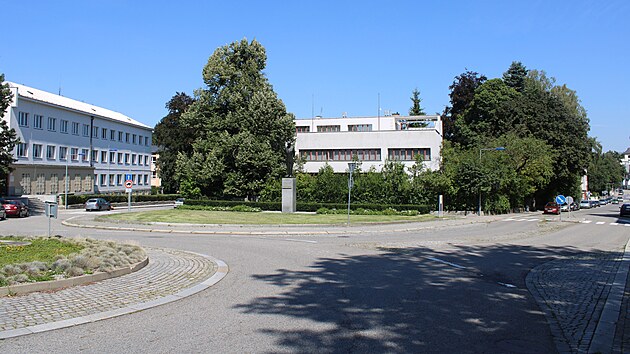 Vilu v centru Humpolce si od architekta Josefa Gočára nechal ve 30. letech minulého století postavit podnikatel Otakar Med. Dům vybudovaný ve funkcionalistickém stylu je nyní na prodej za 30 milionů korun. Humpolečtí zastupitelé budou v září projednávat, zda ho město koupí.