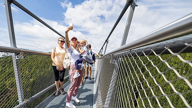 Oblbenm mstem pro selfie na Doln Morav je visut most Sky Bridge 721, kter ron navtv statisce lid.