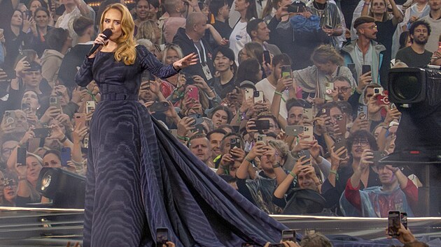 Adele na koncertě v Mnichově (9. července 2024)
