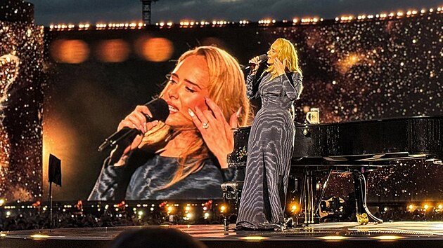Adele na koncertě v Mnichově (9. července 2024)