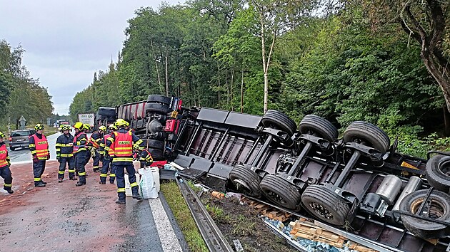 Pevrcen kamion s minerlkami komplikuje dopravu z Karlovch Var do Prahy