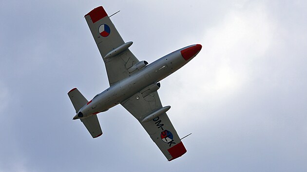 Na chebsk� leti�t� u� dorazil letoun L-29 Delf�n. Za jeho kniplem sed�l pilot Jozef �Dodo� Va�ko. Delf�n je sou��st� sobotn�ho i ned�ln�ho programu leteck�ho dne.