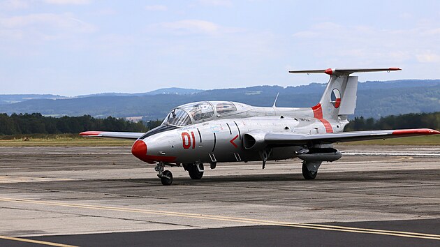 Na chebsk letit u dorazil letoun L-29 Delfn. Za jeho kniplem sedl pilot Jozef Dodo Vako. Delfn je soust sobotnho i nedlnho programu leteckho dne.