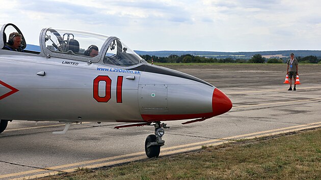 Na chebsk� leti�t� u� dorazil letoun L-29 Delf�n. Za jeho kniplem sed�l pilot Jozef �Dodo� Va�ko. Delf�n je sou��st� sobotn�ho i ned�ln�ho programu leteck�ho dne.