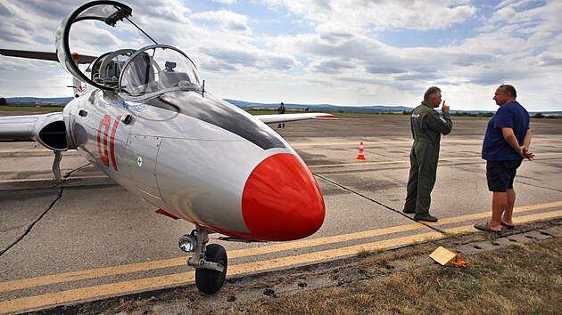 Na chebsk letit u dorazil letoun L-29 Delfn. Za jeho kniplem sedl pilot Jozef Dodo Vako. Delfn je soust sobotnho i nedlnho programu leteckho dne.