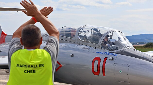 Na chebsk letit u dorazil letoun L-29 Delfn. Za jeho kniplem sedl pilot Jozef Dodo Vako. Delfn je soust sobotnho i nedlnho programu leteckho dne.